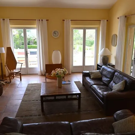 Spacious House With Wi Fi And Swimming Pool *
